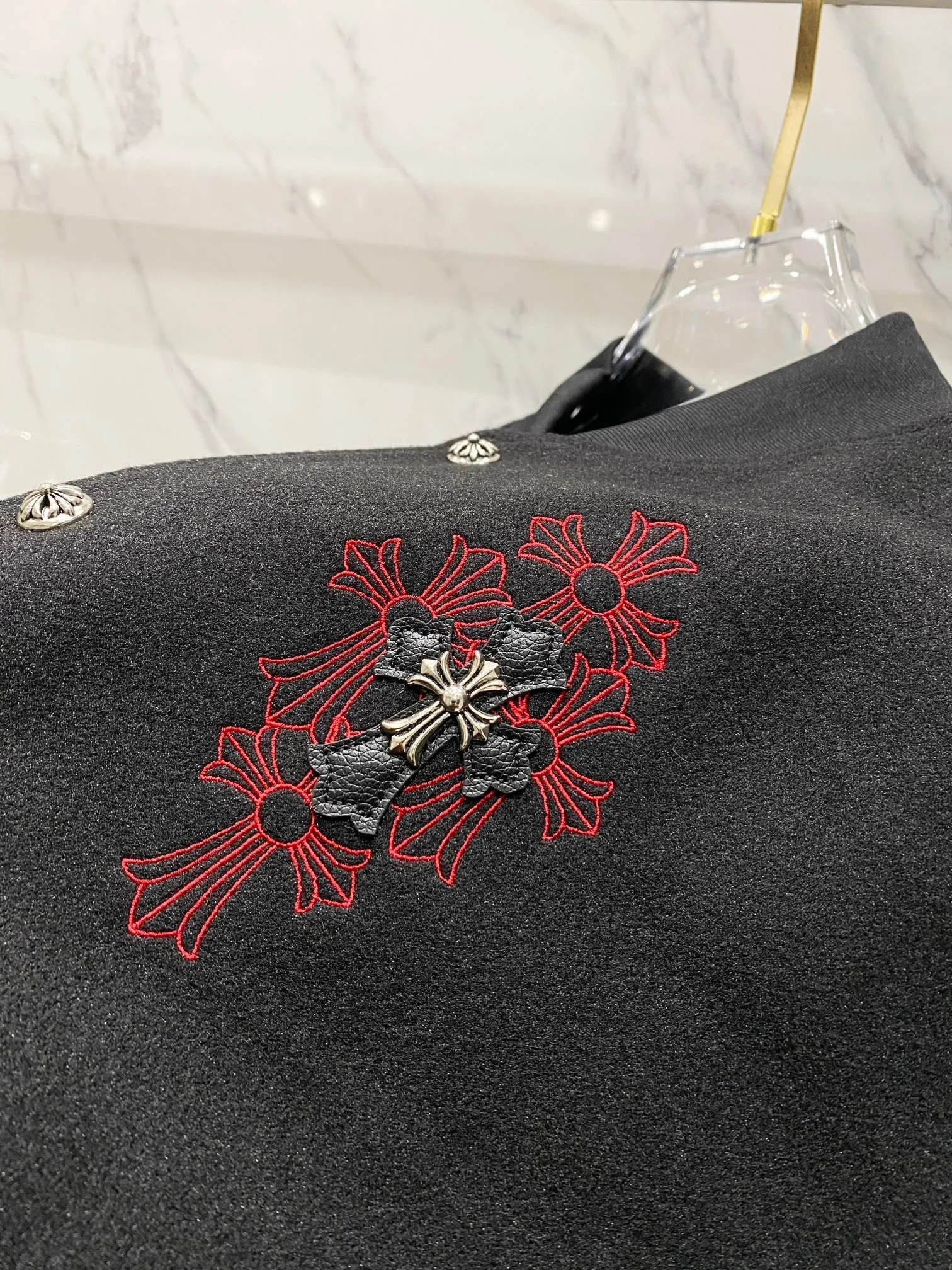P410 Chromehearts New Crow Heart Horseshoe Cross Baseball Jacket Customized Woolen Fabric Spliced PU Leather Sleeves Heavy Design Exclusive Customized Cross Metal Decoration Full of Dark Style 🔥 Loose Fit Very Handsome for Men and Women Red Label Cross Size: S M L XL (176 145 wear M) S M L 75 77 Sleeve length 65 66 67 68 Shoulder width 54 55 56 57